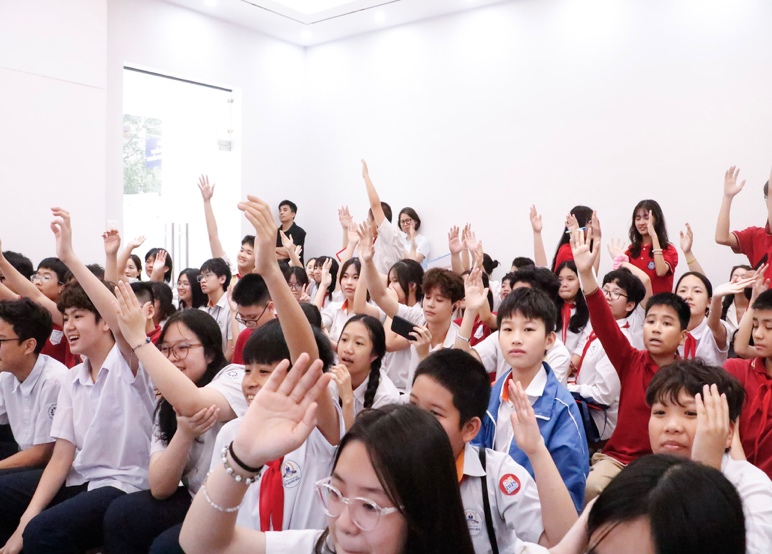 Có thể là hình ảnh về một hoặc nhiều người, mọi người đang học và đám đông