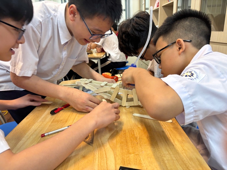 Có thể là hình ảnh về đồ chơi trẻ em