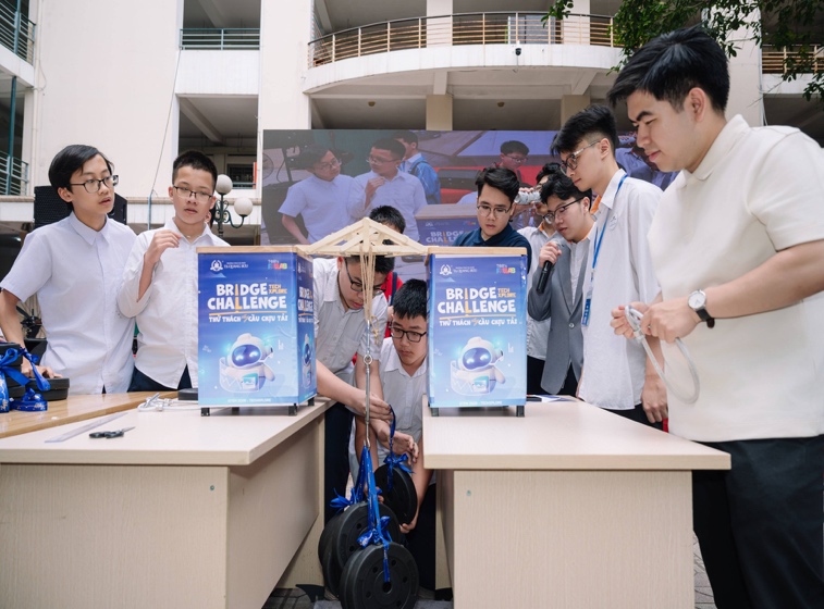 Có thể là hình ảnh về một hoặc nhiều người và văn bản