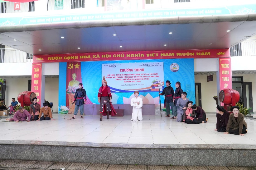 Ảnh có chứa văn bản, tòa nhà, trang phục, ngoài trời  Nội dung do AI tạo ra có thể không chính xác.