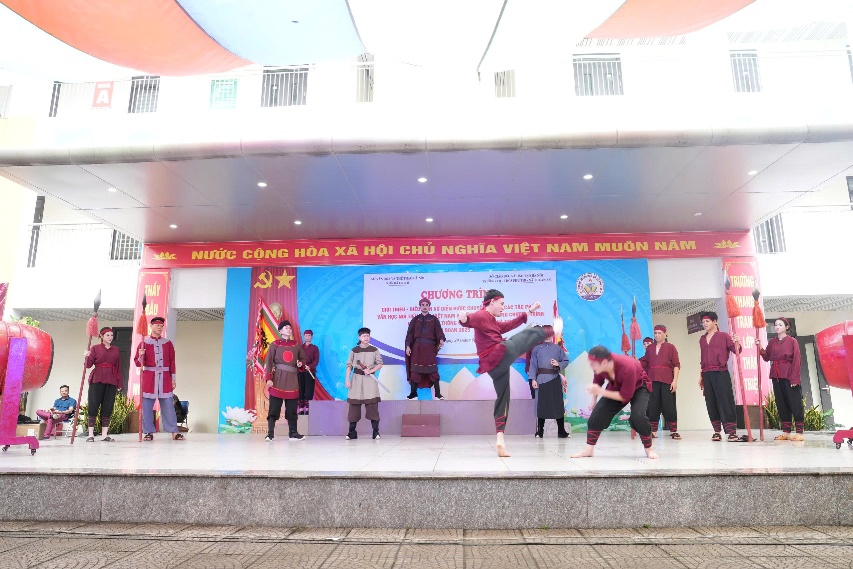 Ảnh có chứa tòa nhà, trang phục, giày dép, Khiêu vũ  Nội dung do AI tạo ra có thể không chính xác.