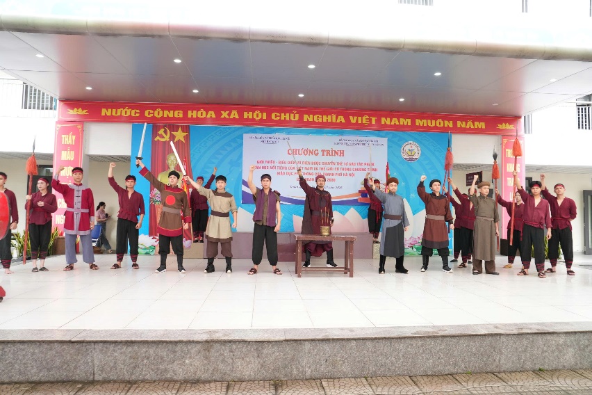 Ảnh có chứa người, giày dép, trang phục, tòa nhà  Nội dung do AI tạo ra có thể không chính xác.