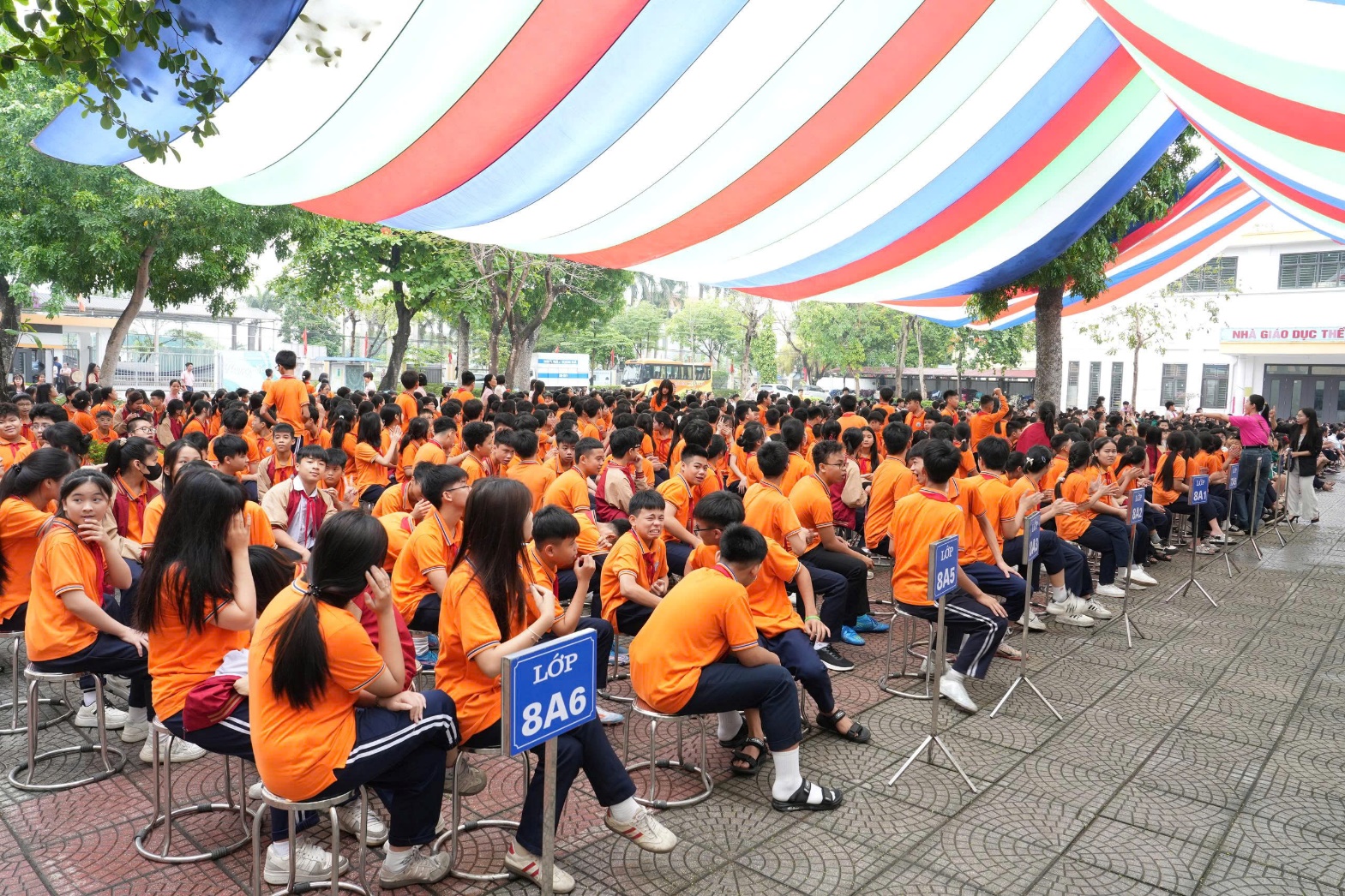 Ảnh có chứa trang phục, người, ngoài trời, giày dép  Nội dung do AI tạo ra có thể không chính xác.
