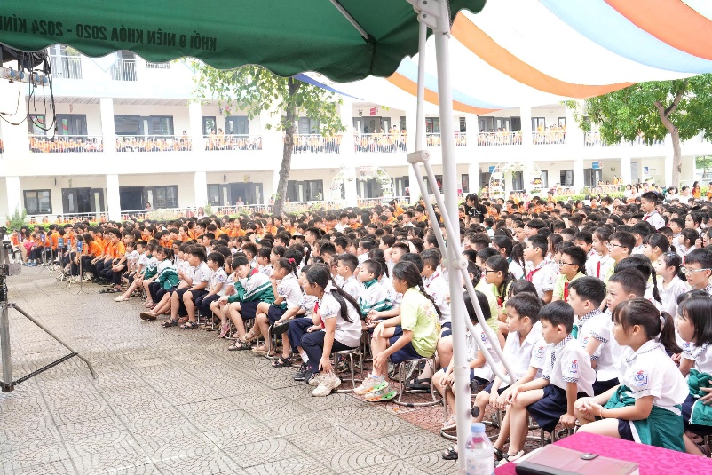 Ảnh có chứa trang phục, ngoài trời, người, tòa nhà  Nội dung do AI tạo ra có thể không chính xác.