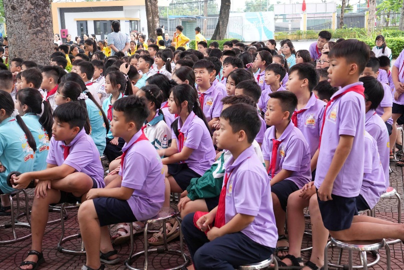 Ảnh có chứa trang phục, người, giày dép, ngoài trời  Nội dung do AI tạo ra có thể không chính xác.