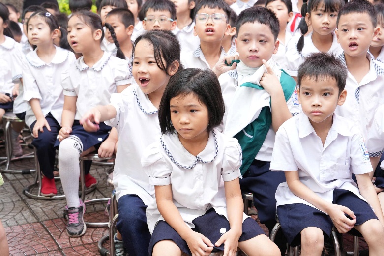 Ảnh có chứa trang phục, người, Mặt người, cô gái  Nội dung do AI tạo ra có thể không chính xác.