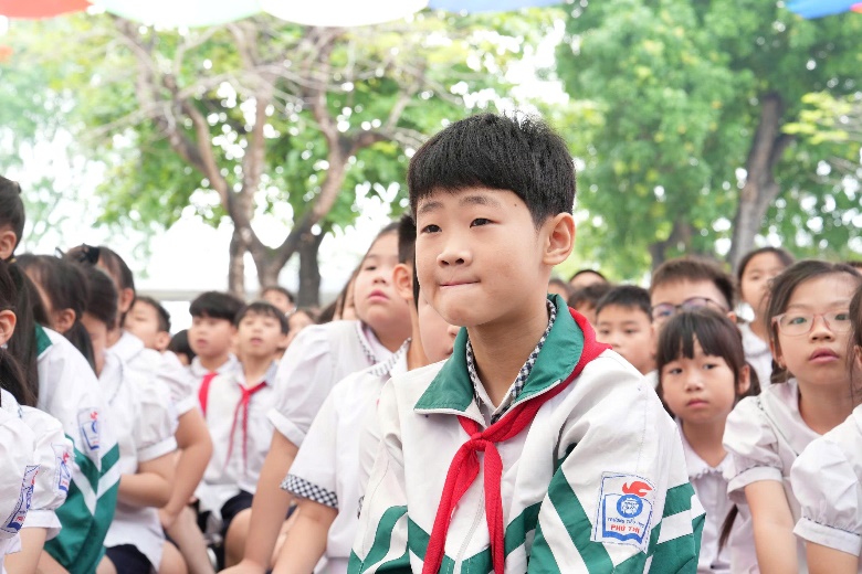 Ảnh có chứa trang phục, người, Mặt người, cây cối  Nội dung do AI tạo ra có thể không chính xác.