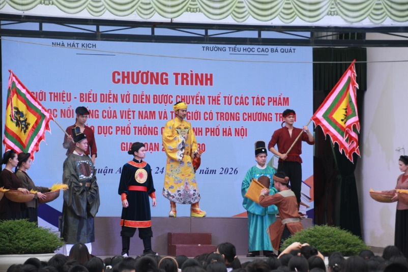 Ảnh có chứa trang phục, người, đàn ông, văn bản  Nội dung do AI tạo ra có thể không chính xác.