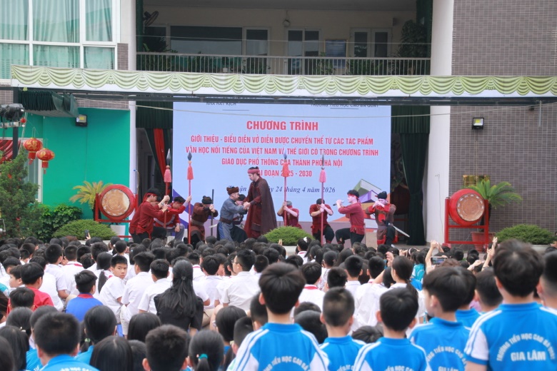Ảnh có chứa trang phục, người, tòa nhà, đàn ông  Nội dung do AI tạo ra có thể không chính xác.