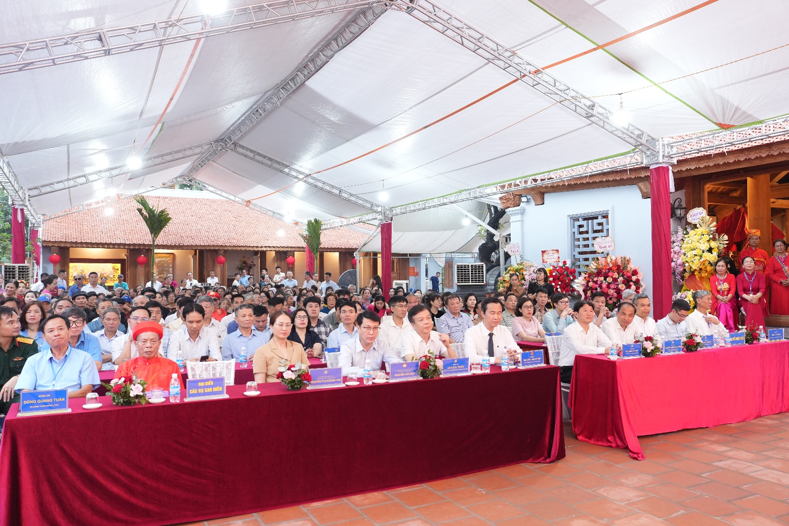 Ảnh có chứa người, trang phục, trong nhà, con người  Nội dung do AI tạo ra có thể không chính xác.