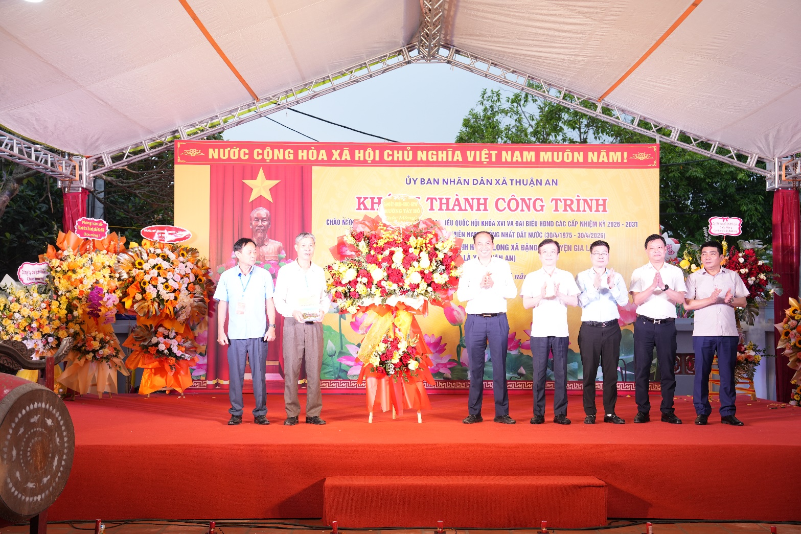Ảnh có chứa trang phục, hoa, người, đứng  Nội dung do AI tạo ra có thể không chính xác.
