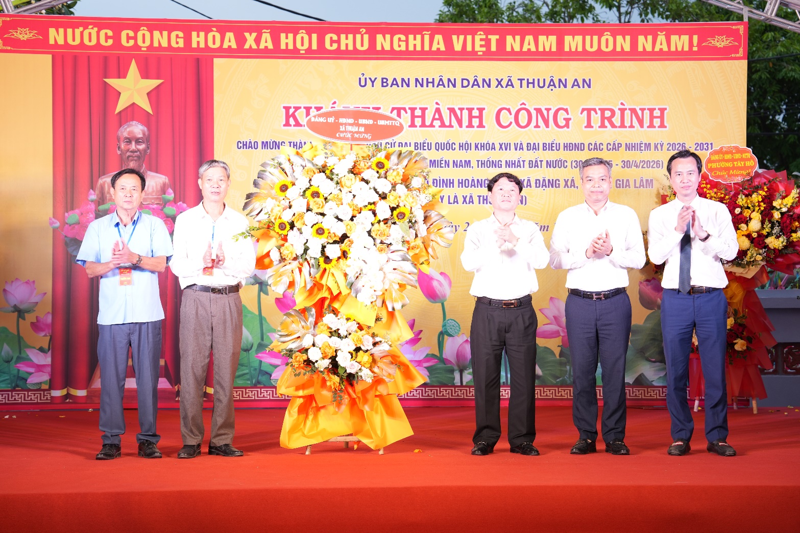 Ảnh có chứa trang phục, người, hoa, văn bản  Nội dung do AI tạo ra có thể không chính xác.