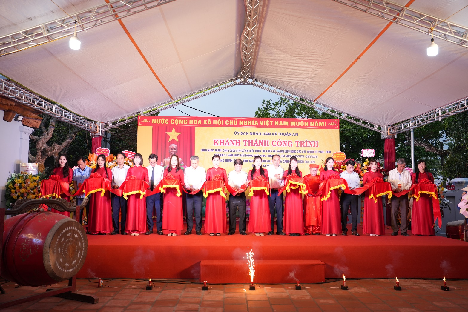 Ảnh có chứa người, trang phục, nhóm, trong nhà  Nội dung do AI tạo ra có thể không chính xác.