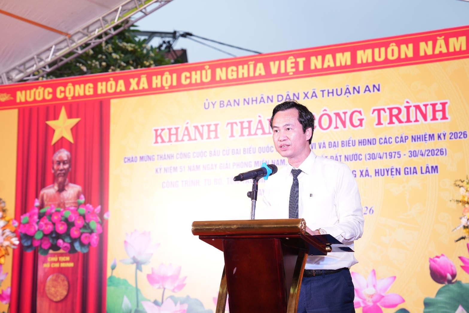 Ảnh có chứa văn bản, trang phục, hoa, Mặt người  Nội dung do AI tạo ra có thể không chính xác.
