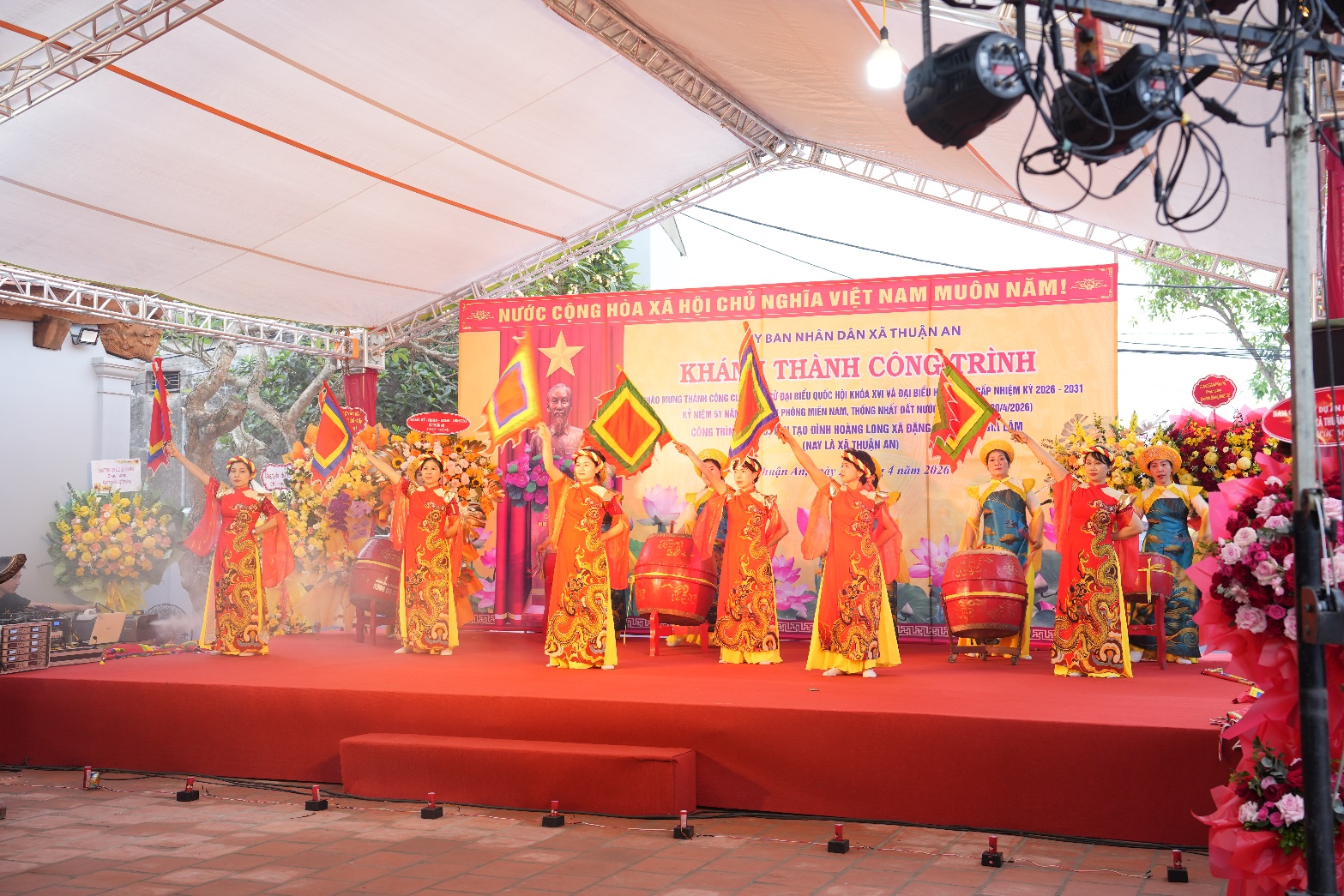 Ảnh có chứa Khiêu vũ, Truyền thống, ngoài trời, mặt đất  Nội dung do AI tạo ra có thể không chính xác.