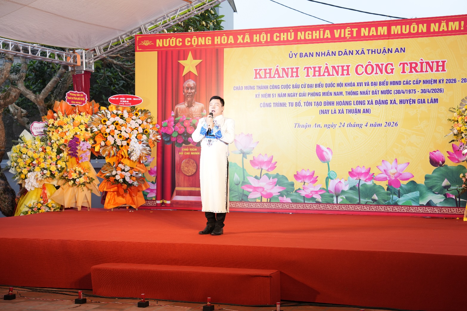 Ảnh có chứa văn bản, trang phục, tường, trong nhà  Nội dung do AI tạo ra có thể không chính xác.