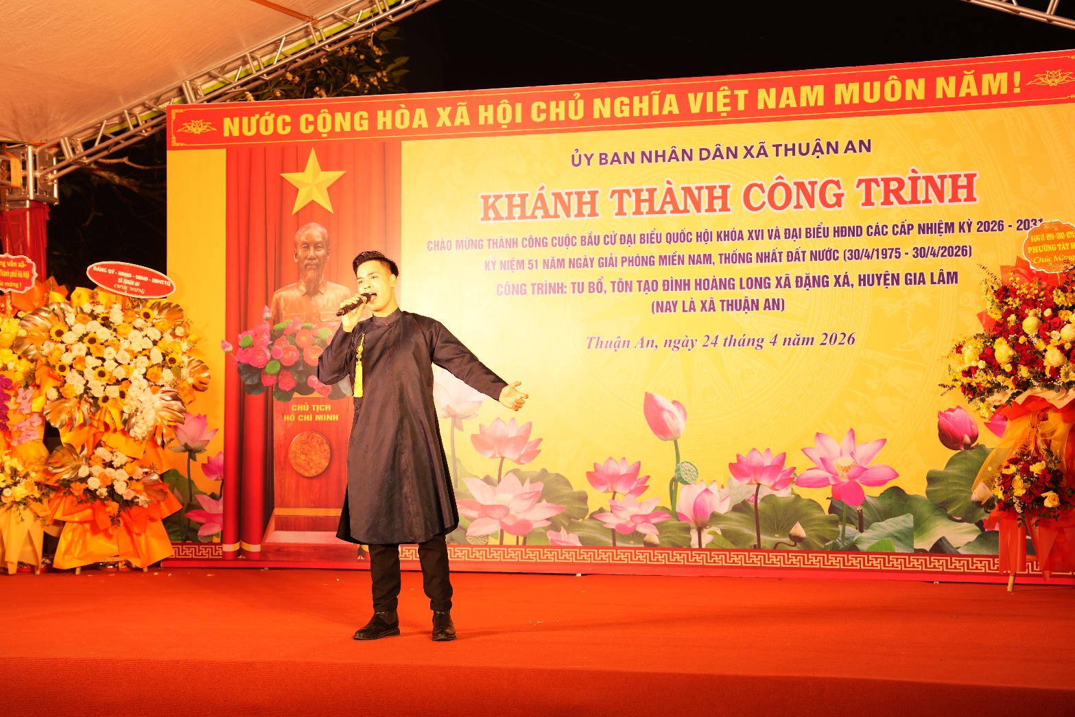 Ảnh có chứa trang phục, văn bản, giày dép, người  Nội dung do AI tạo ra có thể không chính xác.