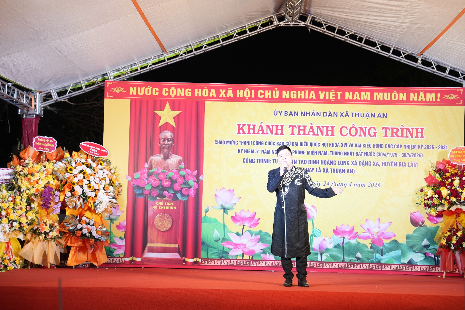 Ảnh có chứa văn bản, người, trong nhà, sự kiện  Nội dung do AI tạo ra có thể không chính xác.