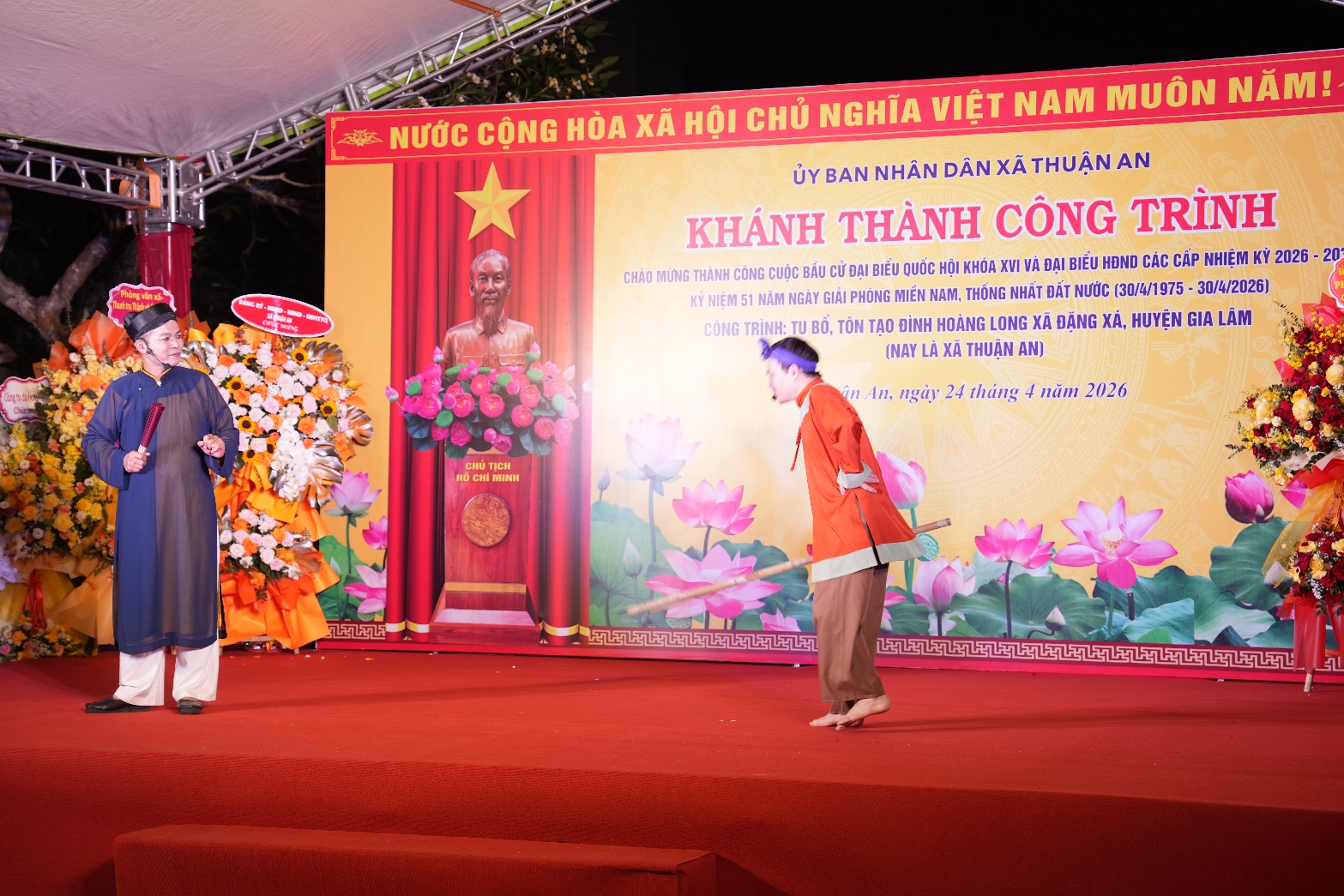 Ảnh có chứa văn bản, trang phục, hoa, trong nhà  Nội dung do AI tạo ra có thể không chính xác.