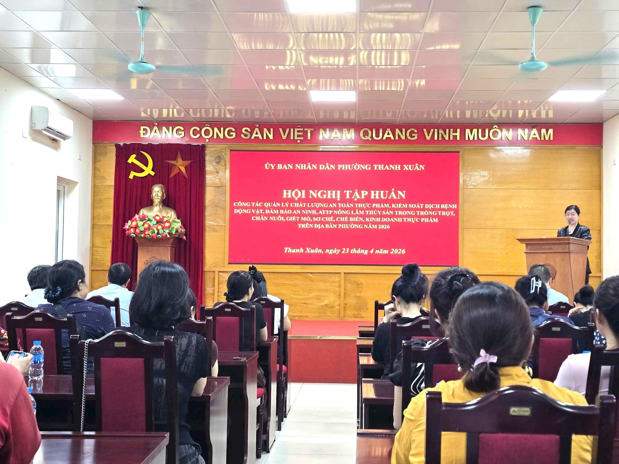 Phường Thanh Xuân tập huấn an toàn thực phẩm cho hộ kinh doanh tại chợ- Ảnh 2.