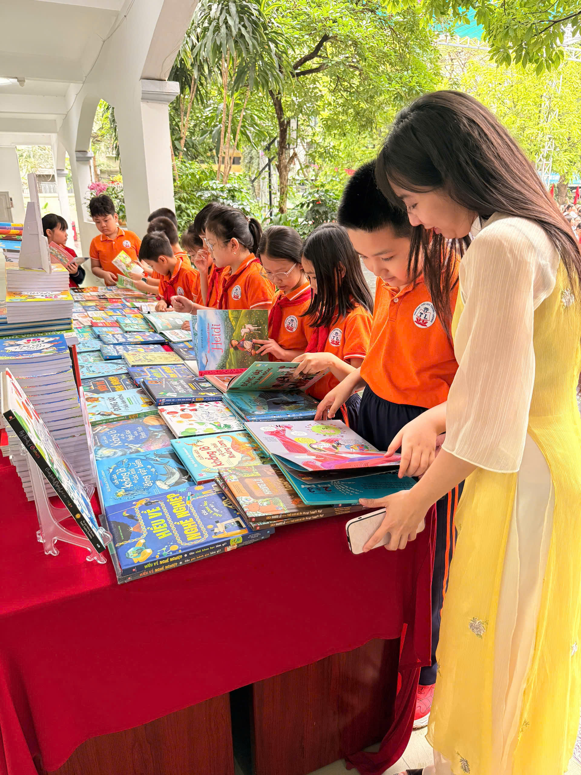 THÔNG ĐIỆP VỀ NGÀY SÁCH VÀ VĂN HÓA ĐỌC VIỆT NAM LẦN THỨ 5 NĂM 2026 ĐƯỢC LAN TỎA RỘNG KHẮP TRÊN ĐỊA BÀN PHƯỜNG VĨNH TUY- Ảnh 3.