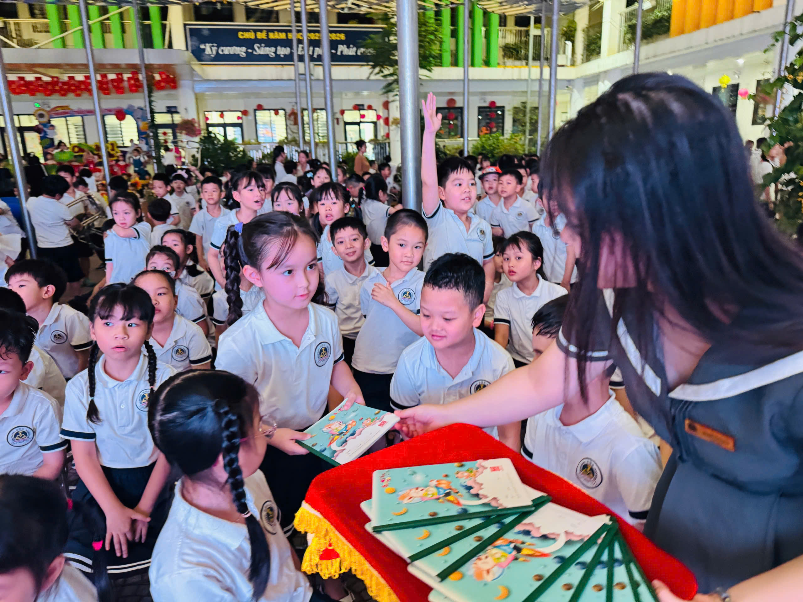 THÔNG ĐIỆP VỀ NGÀY SÁCH VÀ VĂN HÓA ĐỌC VIỆT NAM LẦN THỨ 5 NĂM 2026 ĐƯỢC LAN TỎA RỘNG KHẮP TRÊN ĐỊA BÀN PHƯỜNG VĨNH TUY- Ảnh 5.