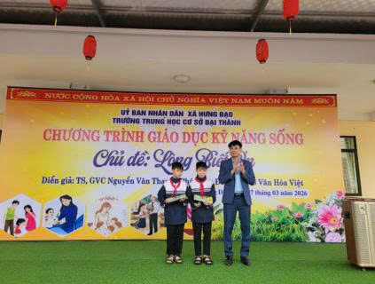 NHẶT ĐƯỢC VÍ TRÊN ĐƯỜNG, HAI HỌC SINH LỚP 6 KHIẾN NHIỀU NGƯỜI XÚC ĐỘNG VỚI LỰA CHỌN GIẢN DỊ- Ảnh 2.