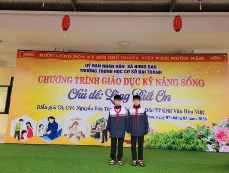 NHẶT ĐƯỢC VÍ TRÊN ĐƯỜNG, HAI HỌC SINH LỚP 6 KHIẾN NHIỀU NGƯỜI XÚC ĐỘNG VỚI LỰA CHỌN GIẢN DỊ- Ảnh 1.