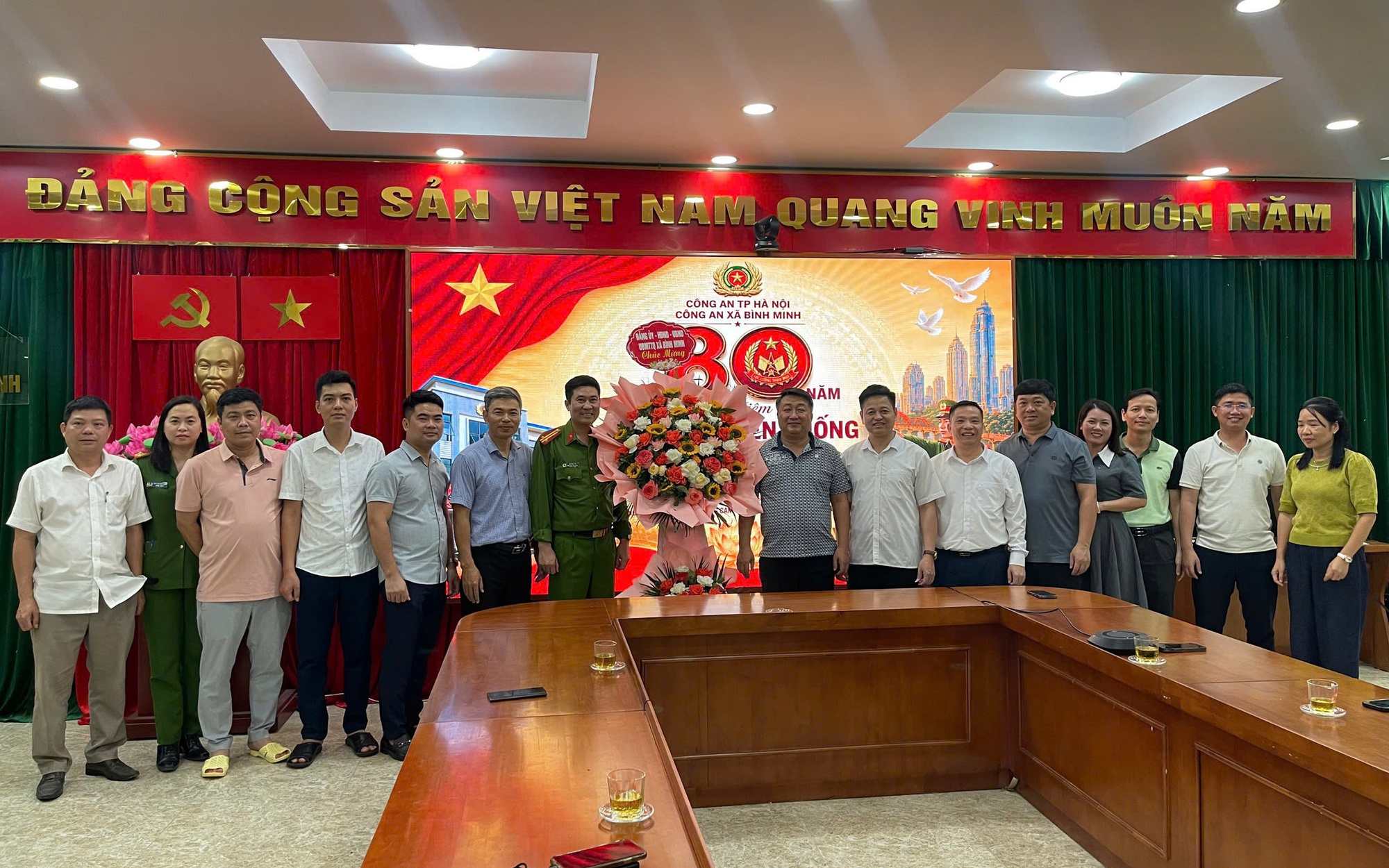 Đ/c Nguyễn Khánh Bình - Bí thư Đảng uỷ Xã, đại diện lãnh đạo Đảng ủy, UBND xã tặng hoa chúc mừng