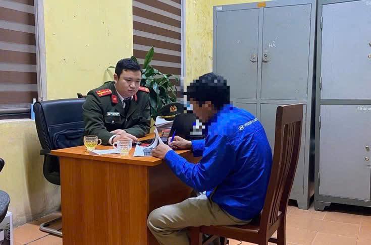 Công an xã Quảng Bị xử phạt trường hợp đăng tải thông tin xấu độc, xuyên tạc trên không gian mạng- Ảnh 1.