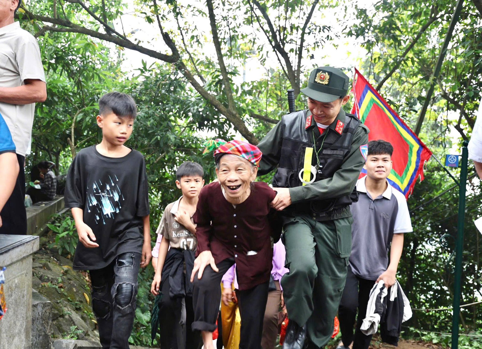 4 triệu lượt người đổ về Đền Hùng Giỗ tổ Hùng Vương- Ảnh 5.