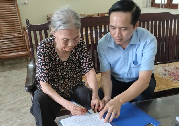 Tổ xung kích số 07: Chủ động, tận tâm, linh hoạt mang dịch vụ công đến với người cao tuổi- Ảnh 1.