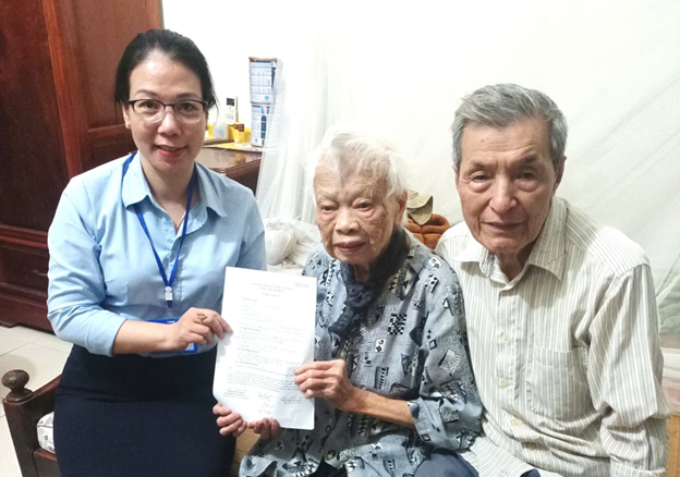 Tổ xung kích số 07: Chủ động, tận tâm, linh hoạt mang dịch vụ công đến với người cao tuổi- Ảnh 2.