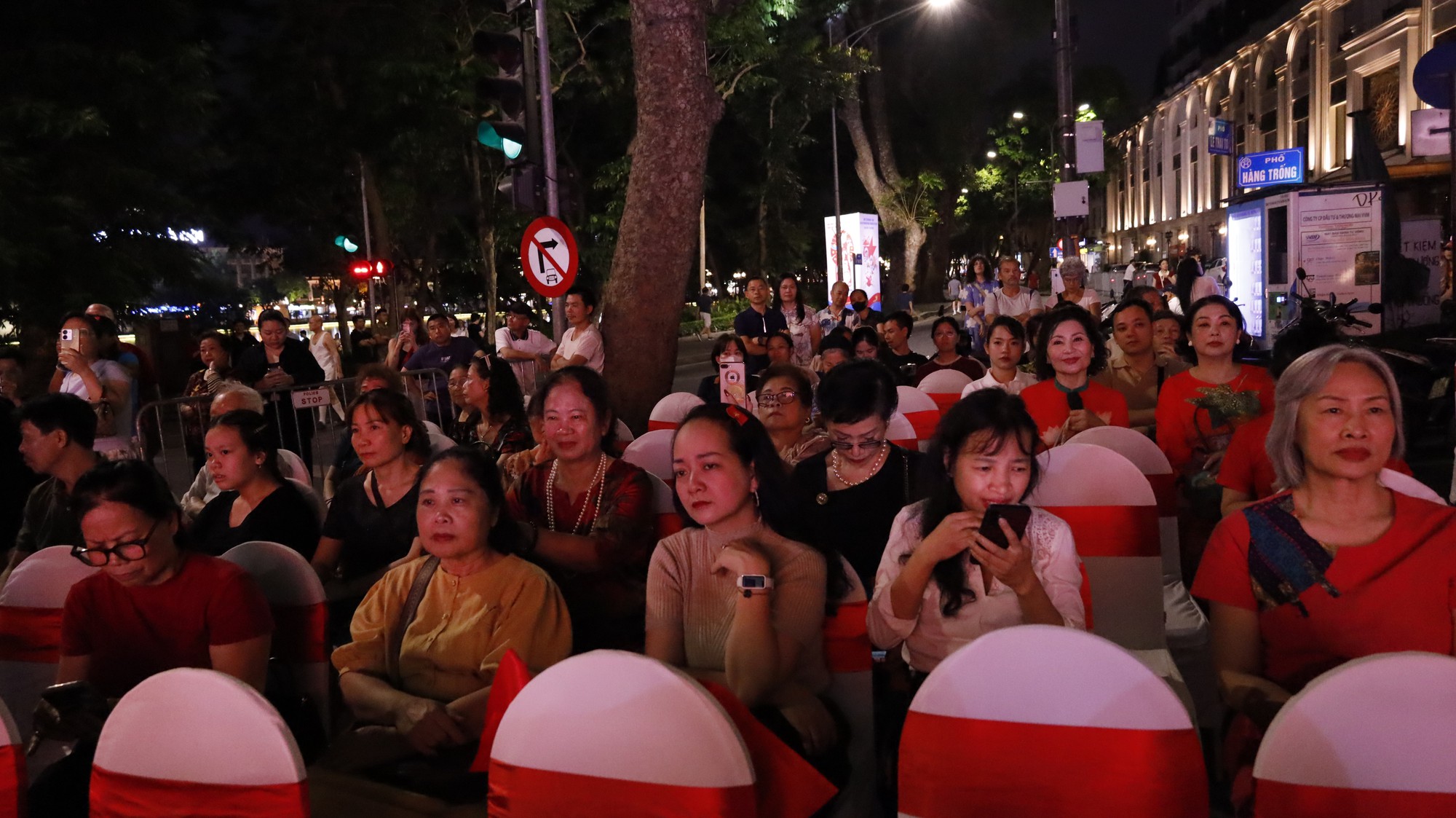 Hoàn Kiếm tổ chức chương trình nghệ thuật kỷ niệm 51 năm Ngày Giải phóng miền Nam- Ảnh 5.