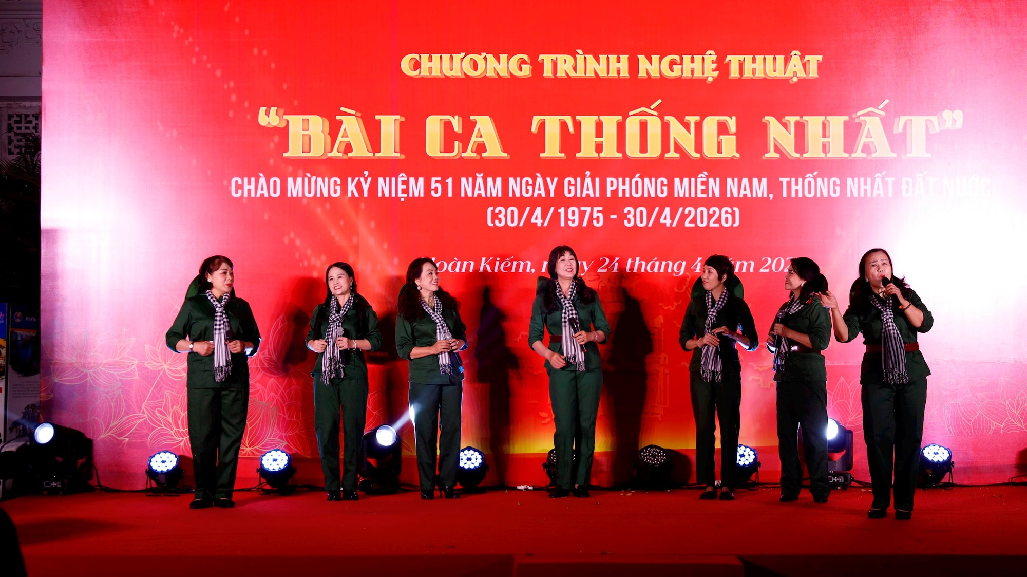Hoàn Kiếm tổ chức chương trình nghệ thuật kỷ niệm 51 năm Ngày Giải phóng miền Nam- Ảnh 4.