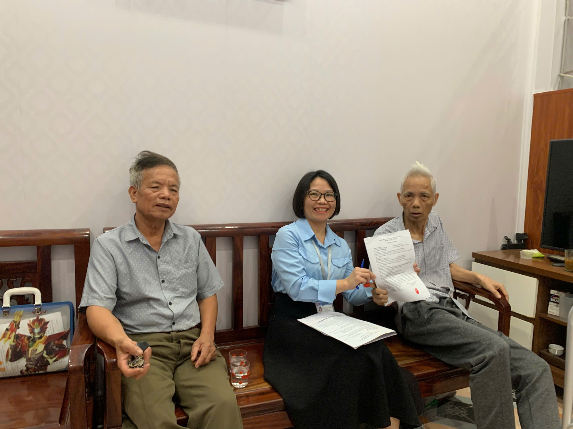 Tổ xung kích Phú Lương: Chứng thực giấy ủy quyền tại nhà cho người dân khó khăn đi lại- Ảnh 1.