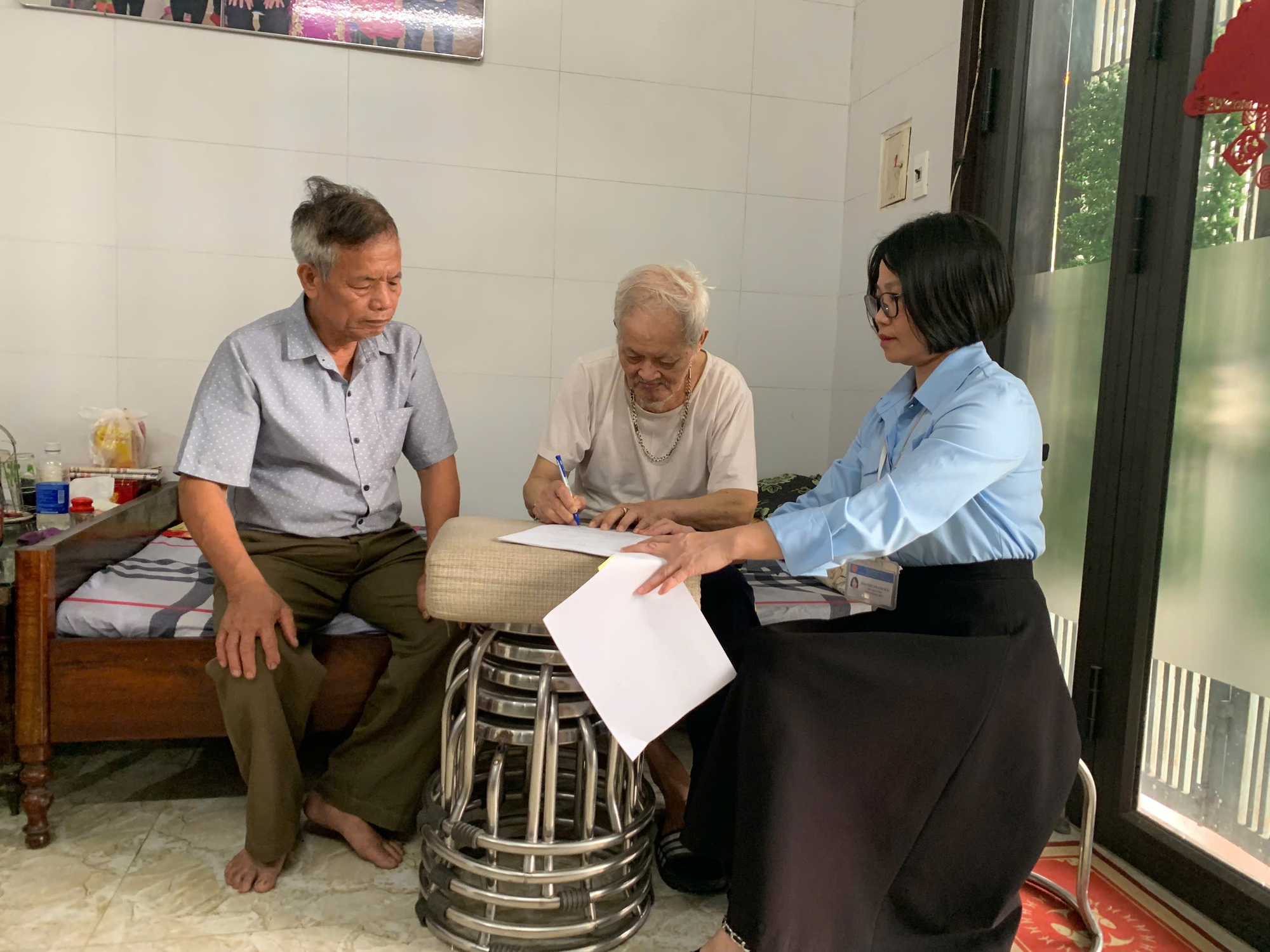 Tổ xung kích Phú Lương: Chứng thực giấy ủy quyền tại nhà cho người dân khó khăn đi lại- Ảnh 2.