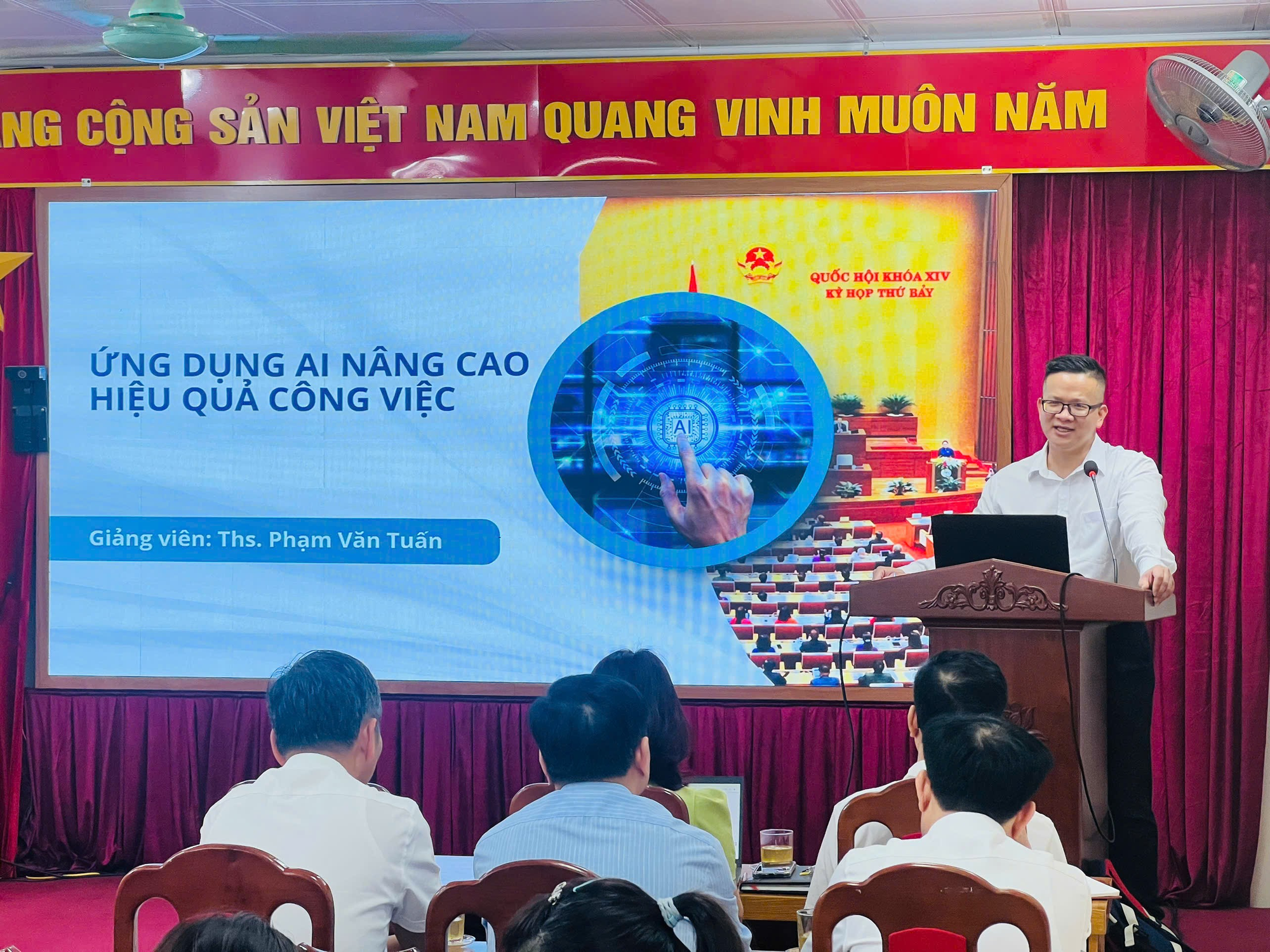 Hội nghị tập huấn về sử dụng các nền tảng số và ứng dụng Al trong thực thi công vụ cho cán bộ, công chúc, viên chức, người lao động trong các cơ quan Đảng.- Ảnh 2.