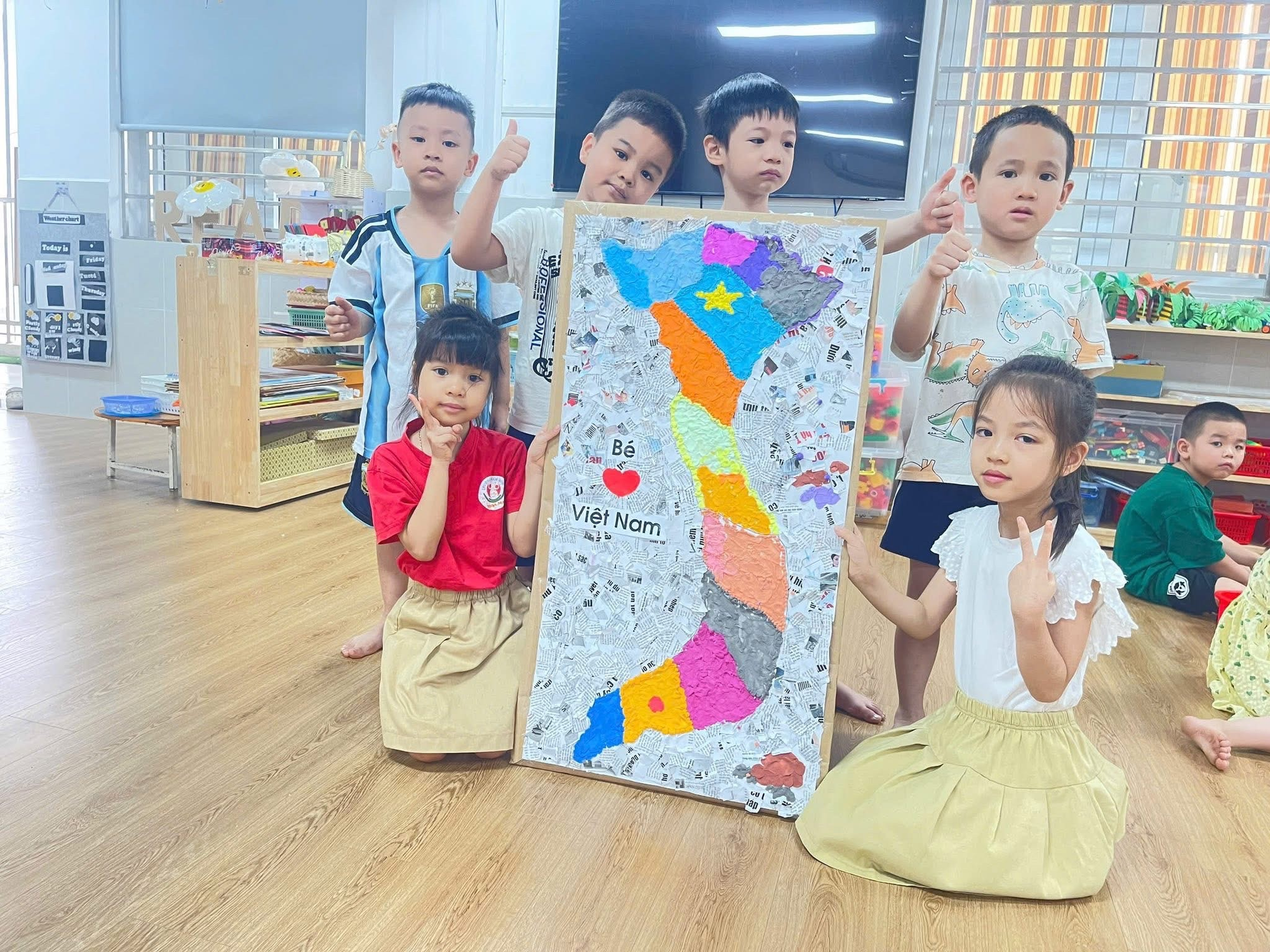 RỘN RÀNG KHÔNG KHÍ CHÀO MỪNG NGÀY GIẢI PHÓNG MIỀN NAM TẠI TƯỜNG MẦM NON HOA MAI- Ảnh 2.