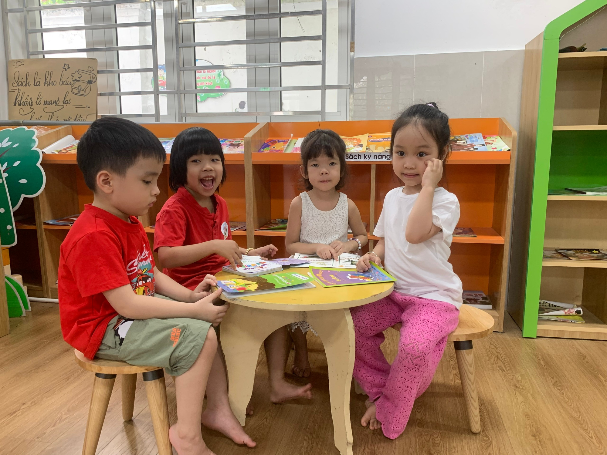 CÔ GIÁO NGUYỄN HỒNG HẠNH- NGƯỜI "THẮP LỬA" TÌNH YÊU VĂN HỌC CHO TRẺ THƠ- Ảnh 2.