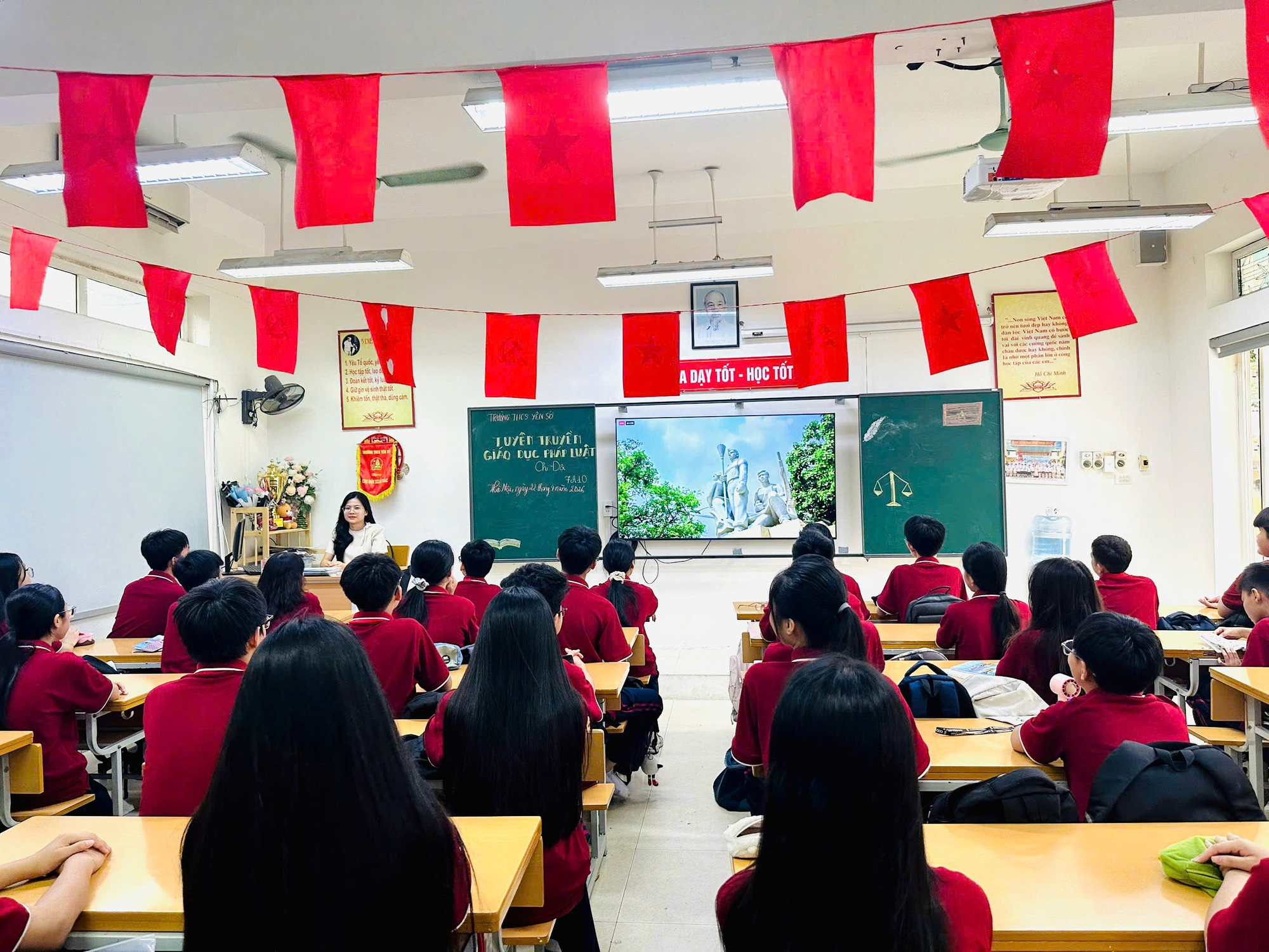 TRƯỜNG THCS YÊN SỞ HƯỞNG ỨNG CHƯƠNG TRÌNH
"TIẾT HỌC GEN Z - TỰ HÀO HÀ NỘI, SỐNG CHUẨN AN TOÀN"- Ảnh 2.