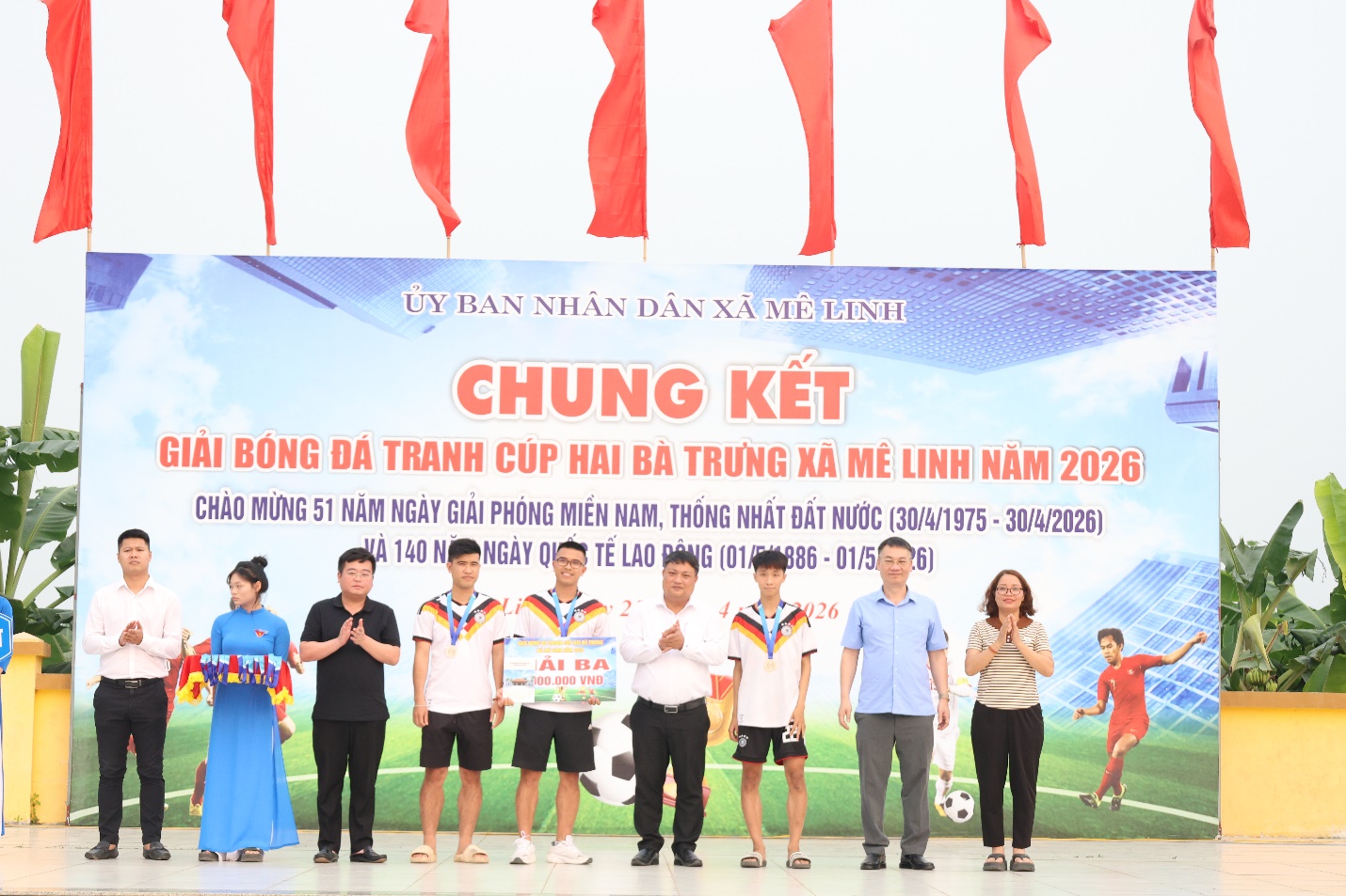 Đội bóng đá Thôn Trung Hậu Đông xuất sắc vô địch Giải bóng đá tranh cúp Hai Bà Trưng xã Mê Linh năm 2026- Ảnh 9.