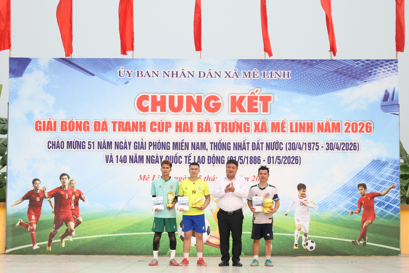 Đội bóng đá Thôn Trung Hậu Đông xuất sắc vô địch Giải bóng đá tranh cúp Hai Bà Trưng xã Mê Linh năm 2026- Ảnh 10.