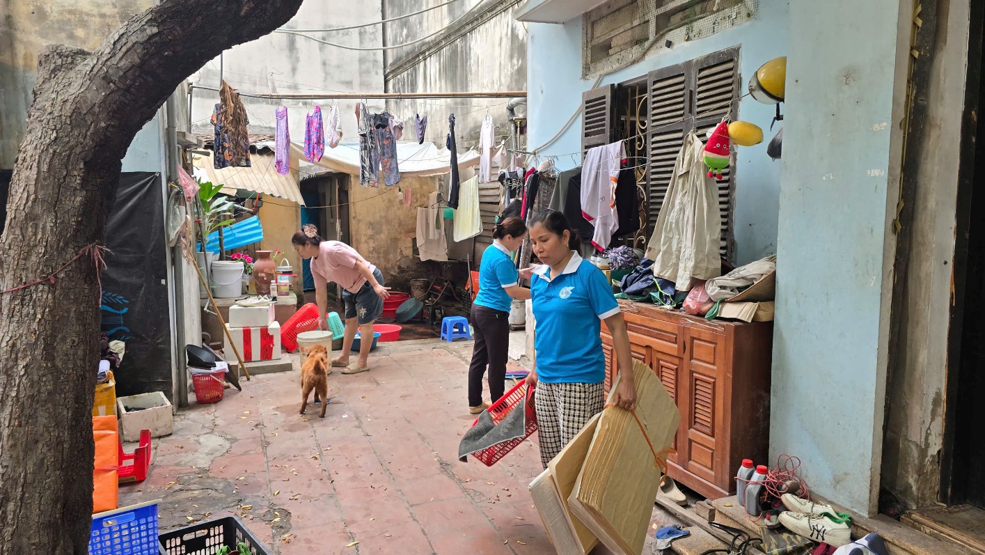 A group of people in a courtyard  AI-generated content may be incorrect.
