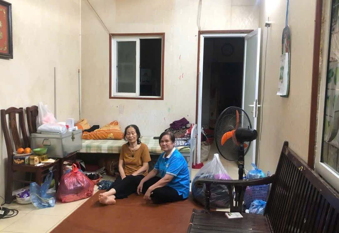 Two women sitting on the floor in a room  AI-generated content may be incorrect.