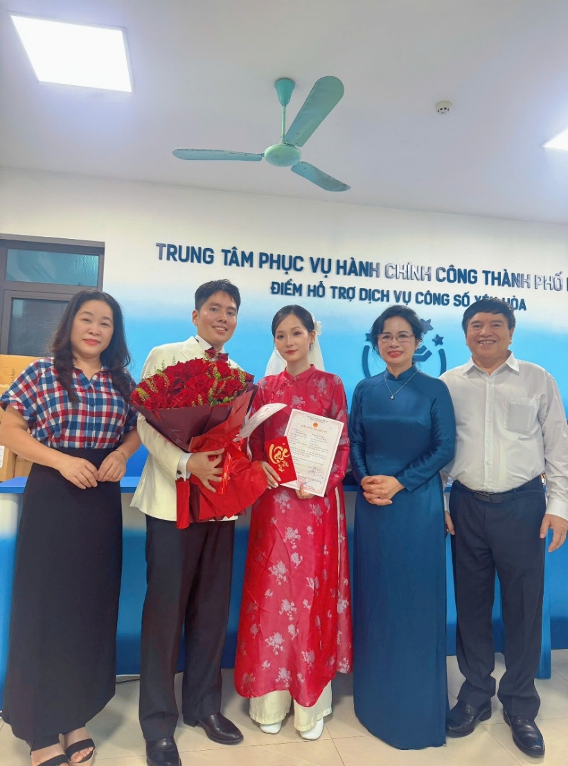 Phường Yên Hòa tổ chức trao Giấy chứng nhận kết hôn cho công dân theo hướng trang trọng, thân thiện- Ảnh 1.