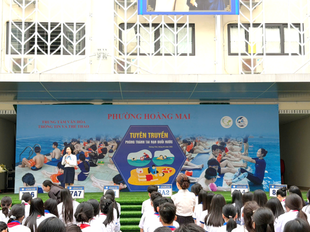 CHỦ ĐỘNG TRƯỚC LÀN NƯỚC – VỮNG VÀNG KỸ NĂNG SỐNG: HỌC SINH TRƯỜNG THCS HOÀNG MAI TẬP HUẤN KỸ NĂNG PHÒNG TRÁNH TAI NẠN ĐUỐI NƯỚC- Ảnh 4.