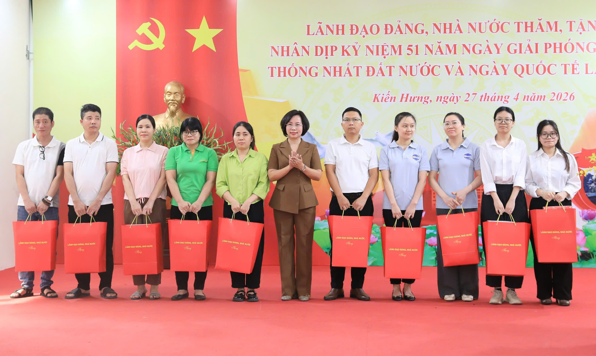 Bí thư Thành ủy Trần Đức Thắng thăm, tặng quà gia đình chính sách, công nhân, người lao động khó khăn phường Kiến Hưng- Ảnh 4.
