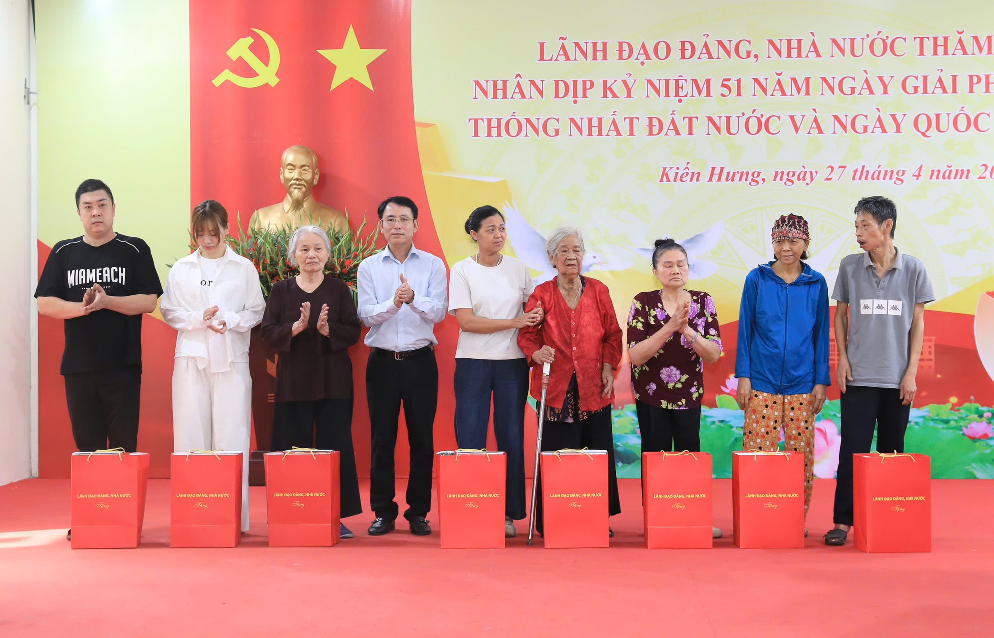 Bí thư Thành ủy Trần Đức Thắng thăm, tặng quà gia đình chính sách, công nhân, người lao động khó khăn phường Kiến Hưng- Ảnh 3.