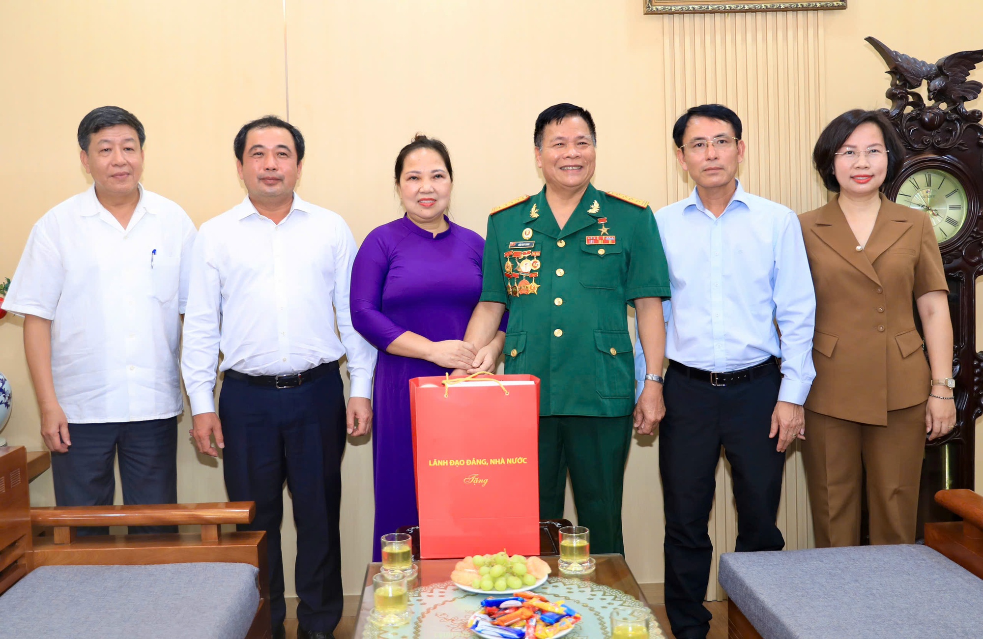 Bí thư Thành ủy Trần Đức Thắng thăm, tặng quà gia đình chính sách, công nhân, người lao động khó khăn phường Kiến Hưng- Ảnh 6.